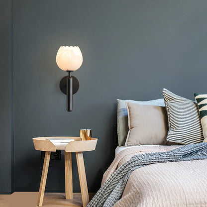 Wandlamp Art Deco met Bloemvormige Alabasten Kap en Messing Arm