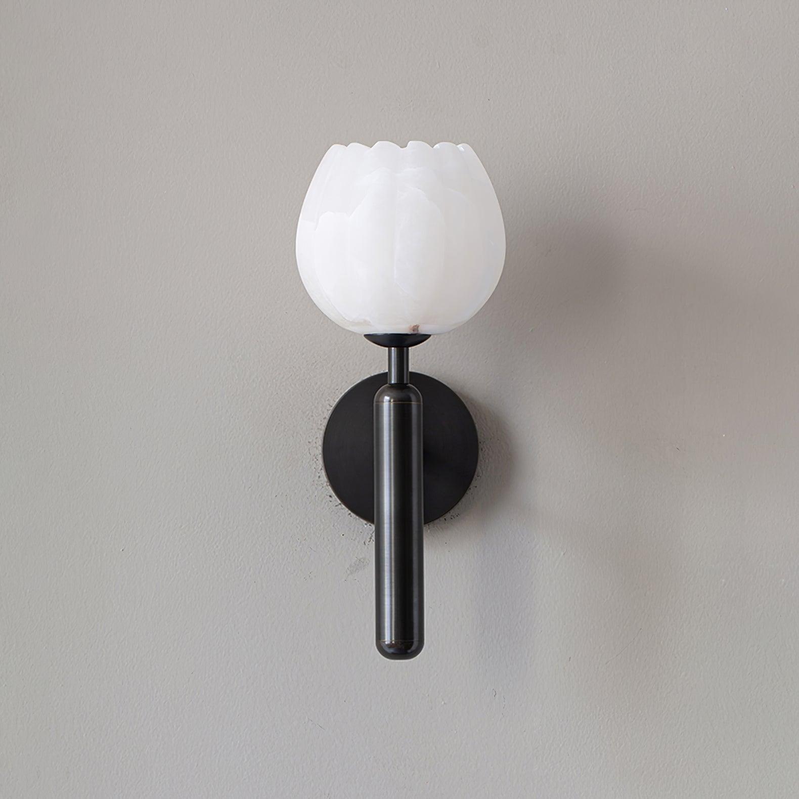 Wandlamp Art Deco met Bloemvormige Alabasten Kap en Messing Arm