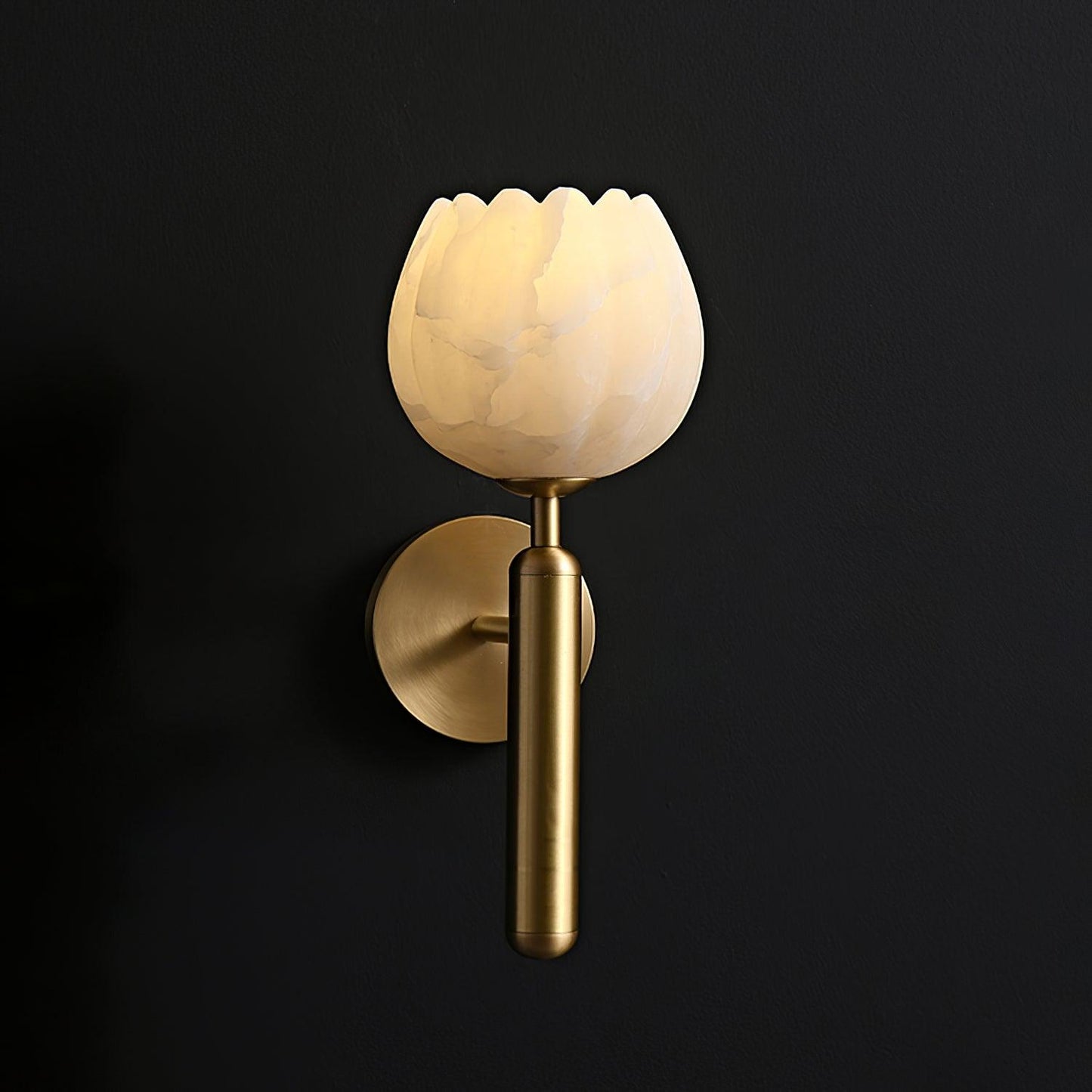 Wandlamp Art Deco met Bloemvormige Alabasten Kap en Messing Arm
