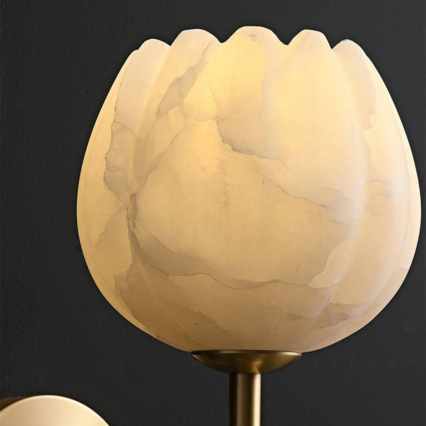 Wandlamp Art Deco met Bloemvormige Alabasten Kap en Messing Arm