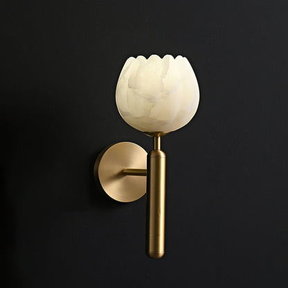 Wandlamp Art Deco met Bloemvormige Alabasten Kap en Messing Arm