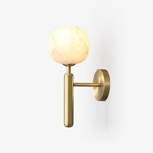 Wandlamp Art Deco met Bloemvormige Alabasten Kap en Messing Arm