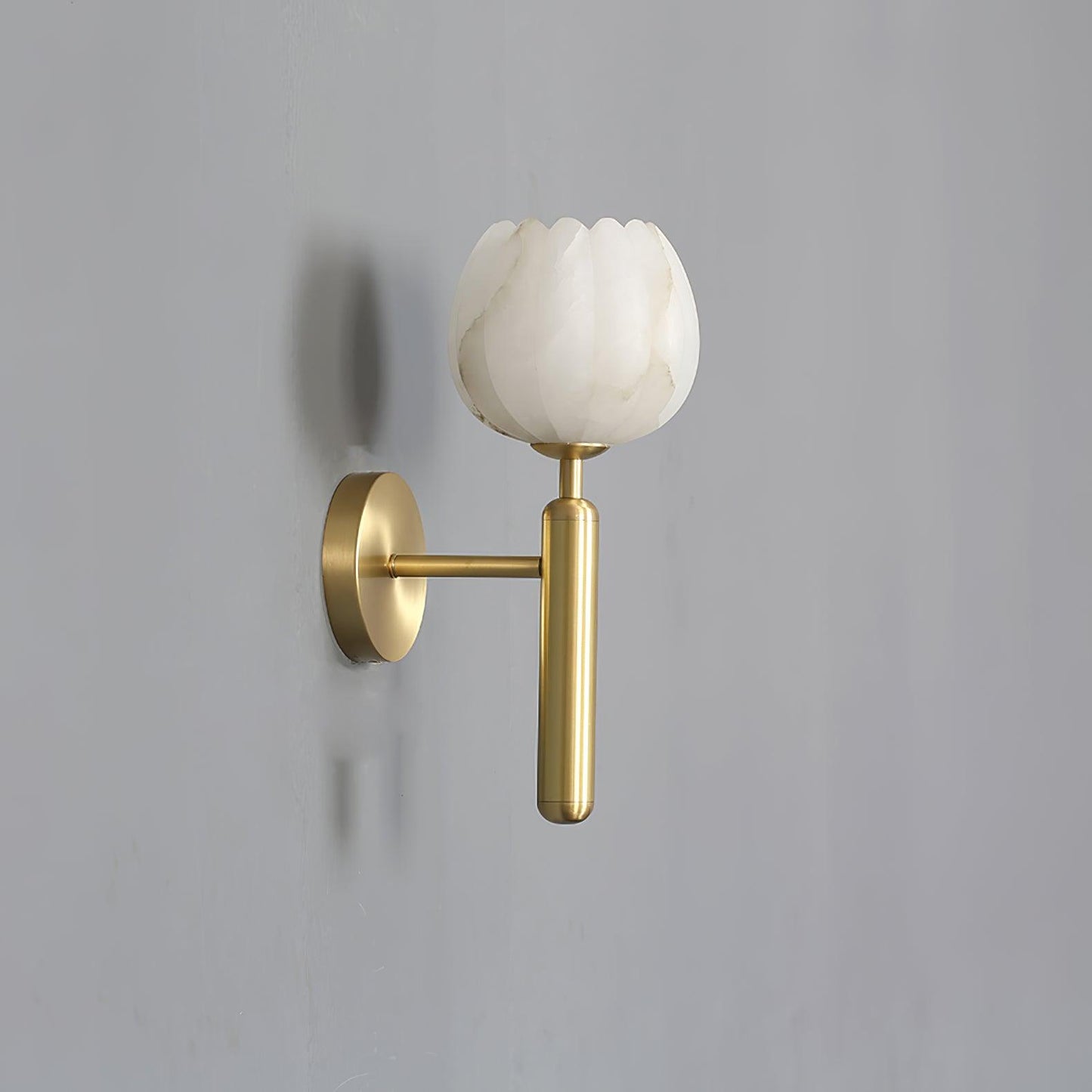 Wandlamp Art Deco met Bloemvormige Alabasten Kap en Messing Arm