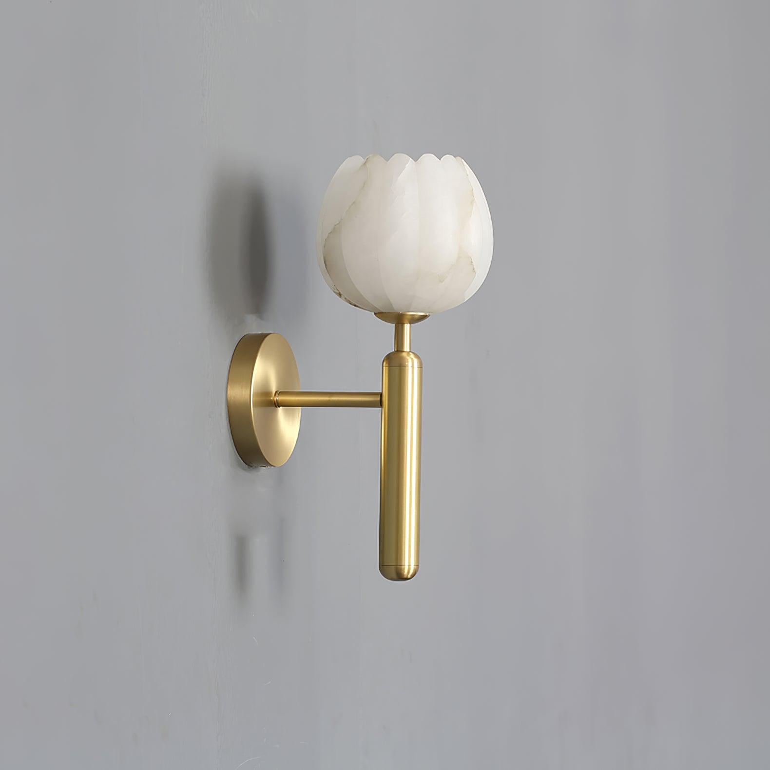 Wandlamp Art Deco met Bloemvormige Alabasten Kap en Messing Arm