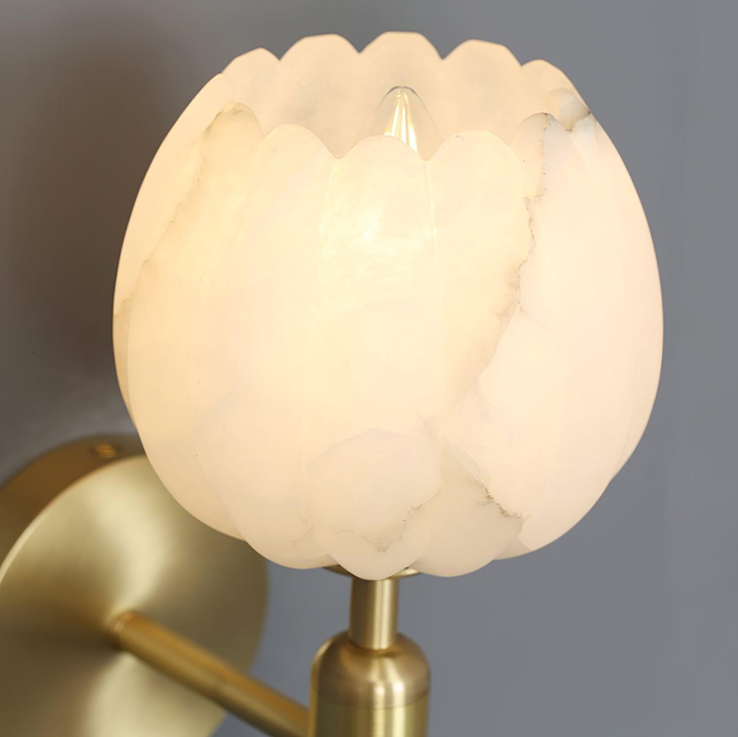 Wandlamp Art Deco met Bloemvormige Alabasten Kap en Messing Arm