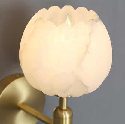 Wandlamp Art Deco met Bloemvormige Alabasten Kap en Messing Arm
