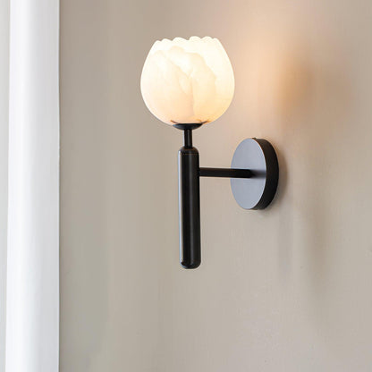 Wandlamp Art Deco met Bloemvormige Alabasten Kap en Messing Arm