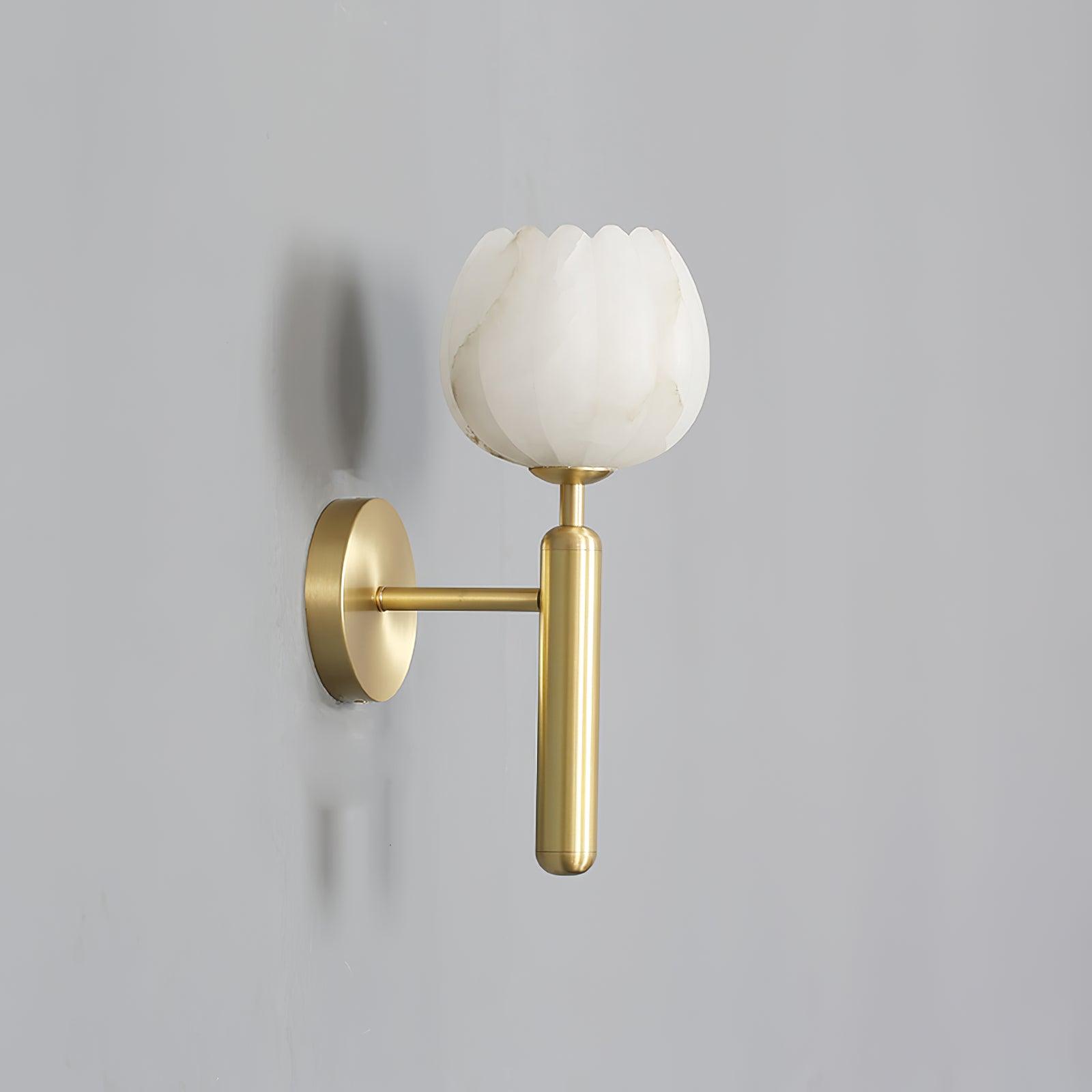 Wandlamp Art Deco met Bloemvormige Alabasten Kap en Messing Arm
