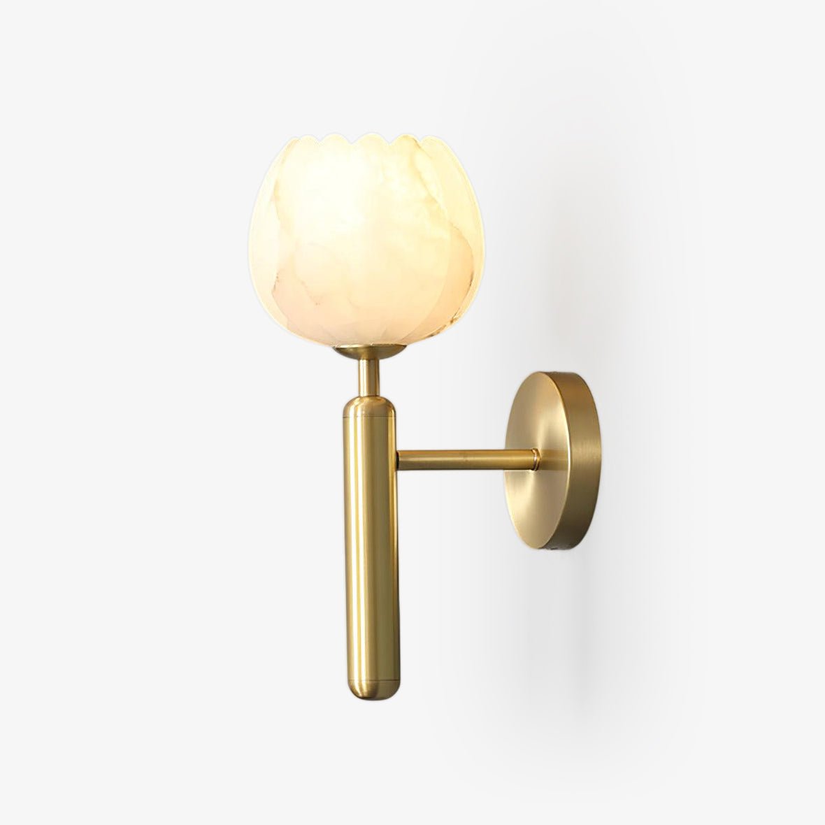 Wandlamp Art Deco met Bloemvormige Alabasten Kap en Messing Arm