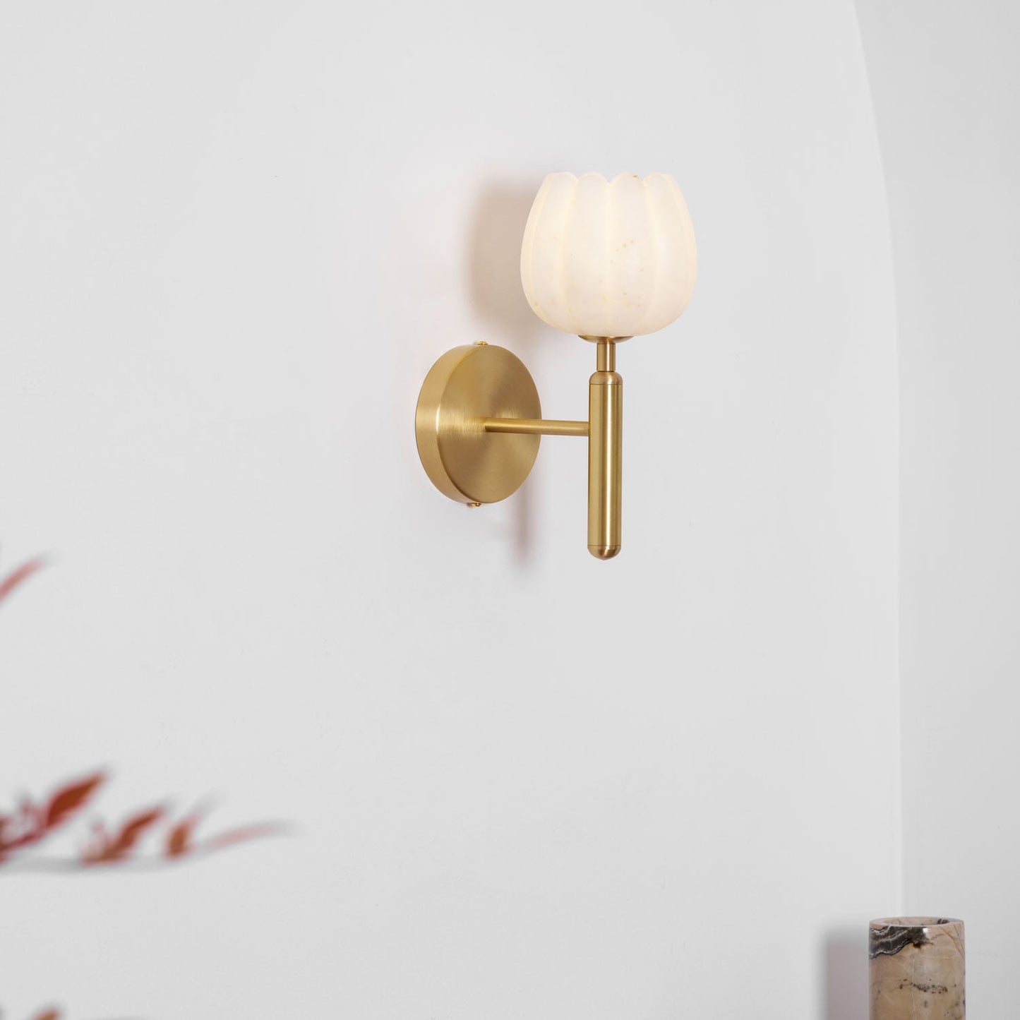 Wandlamp Art Deco met Bloemvormige Alabasten Kap en Messing Arm