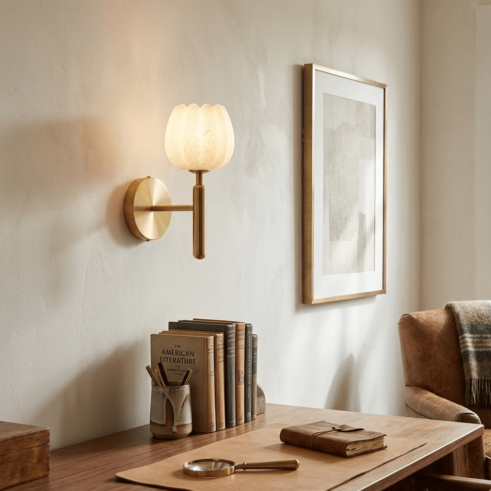 Wandlamp Art Deco met Bloemvormige Alabasten Kap en Messing Arm