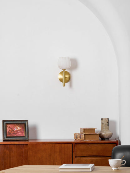 Wandlamp Art Deco met Bloemvormige Alabasten Kap en Messing Arm