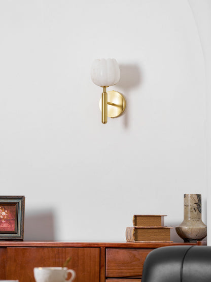 Wandlamp Art Deco met Bloemvormige Alabasten Kap en Messing Arm
