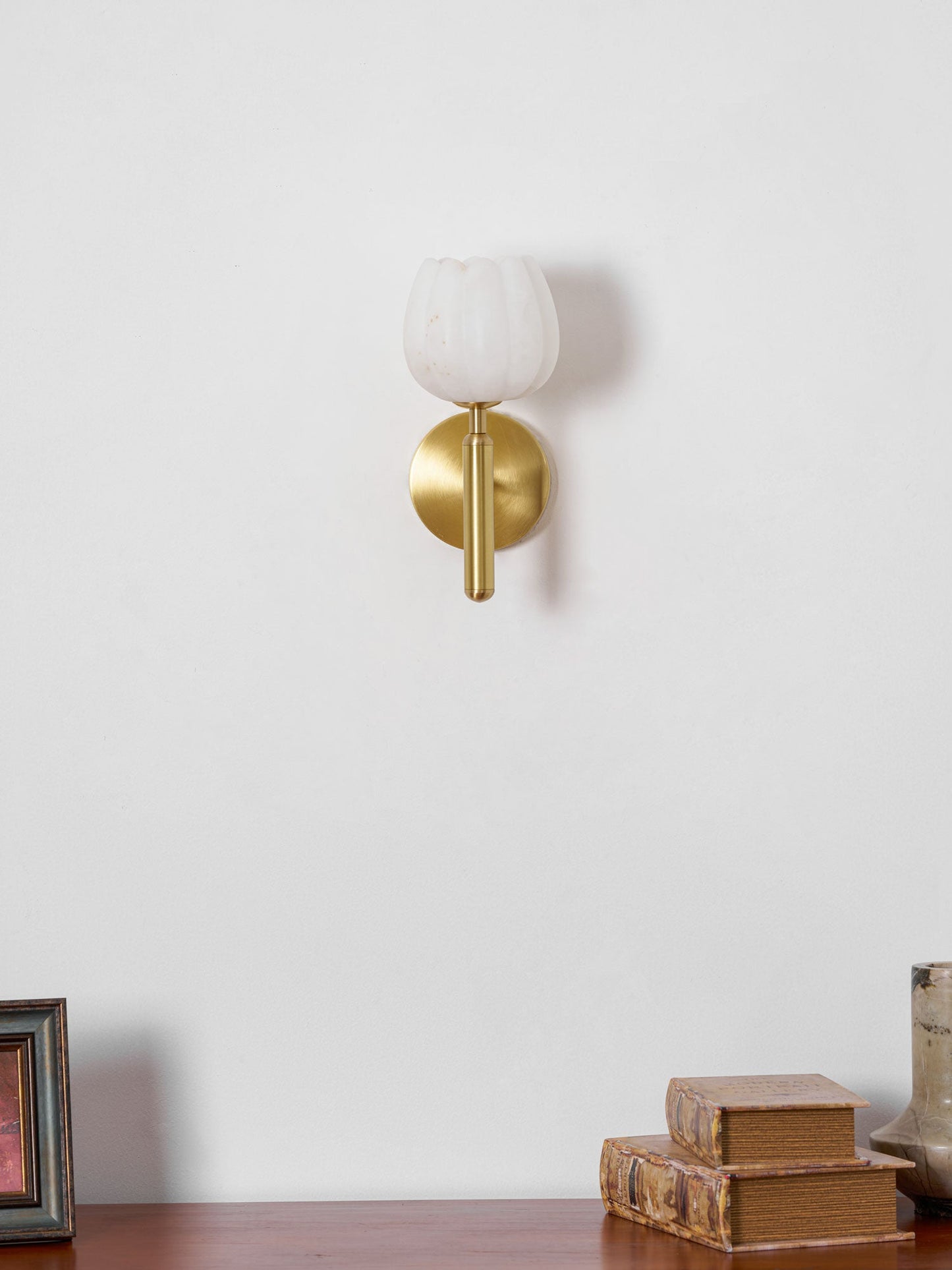 Wandlamp Art Deco met Bloemvormige Alabasten Kap en Messing Arm