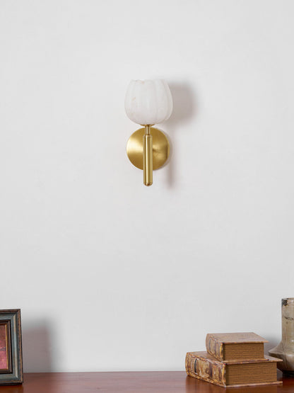 Wandlamp Art Deco met Bloemvormige Alabasten Kap en Messing Arm