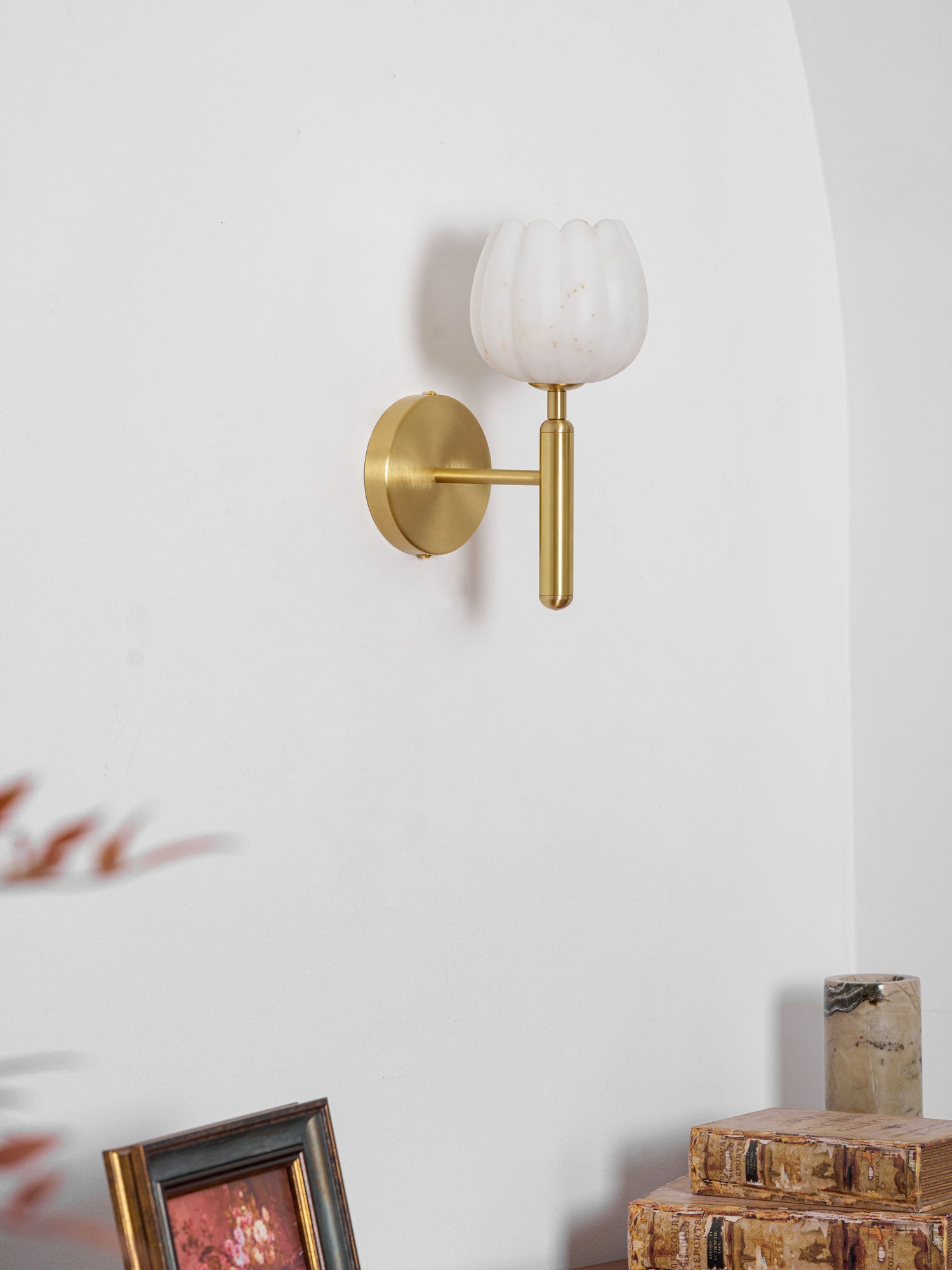 Wandlamp Art Deco met Bloemvormige Alabasten Kap en Messing Arm