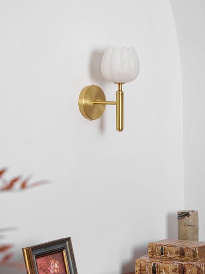 Wandlamp Art Deco met Bloemvormige Alabasten Kap en Messing Arm