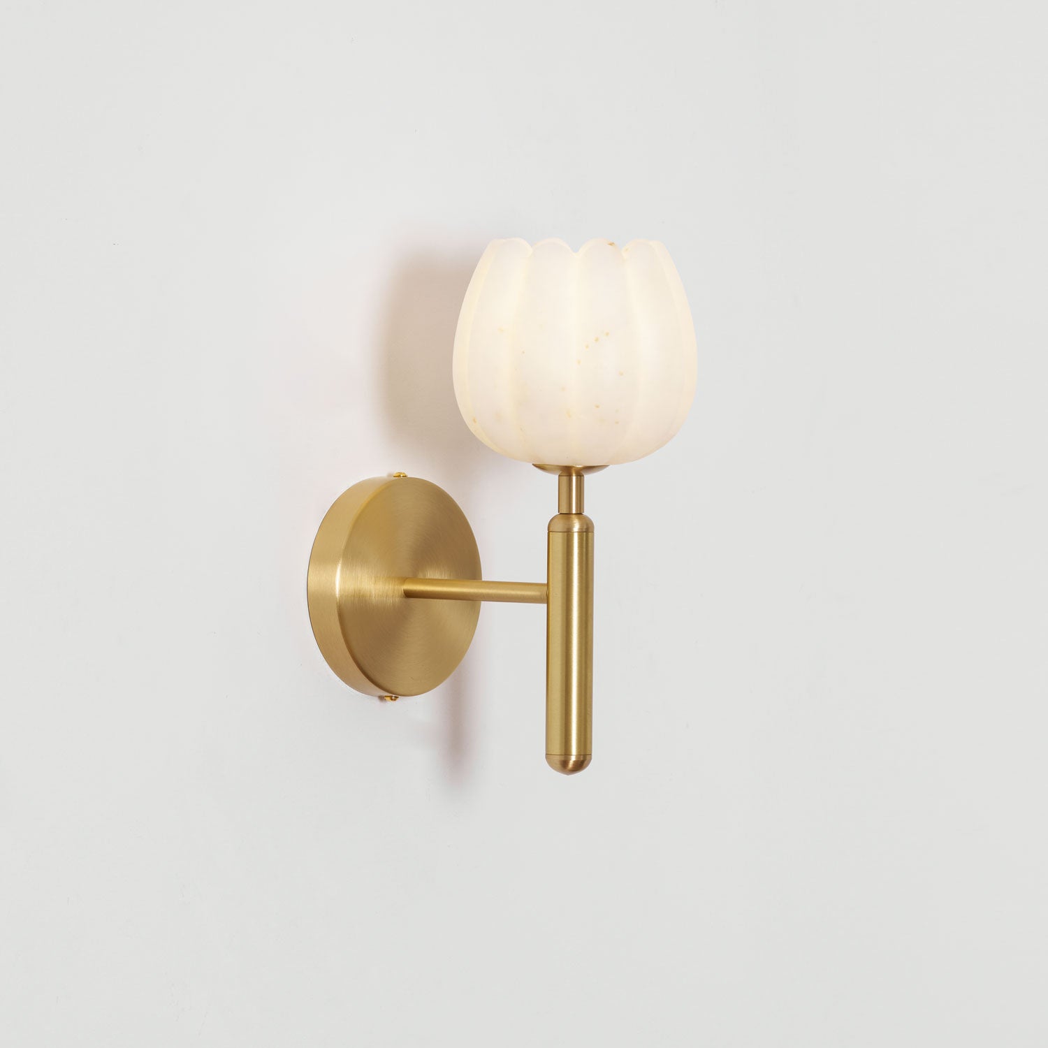 Wandlamp Art Deco met Bloemvormige Alabasten Kap en Messing Arm