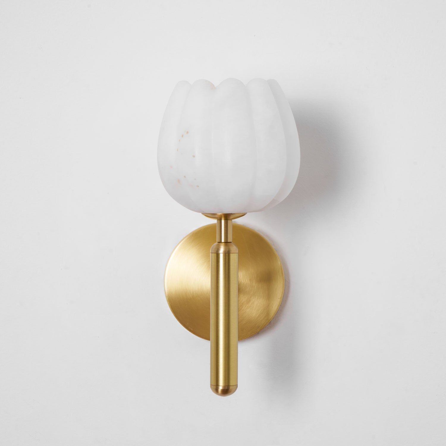 Wandlamp Art Deco met Bloemvormige Alabasten Kap en Messing Arm