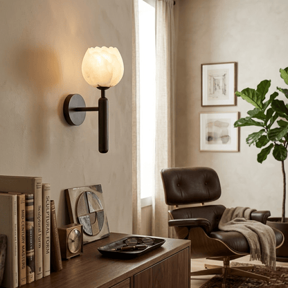 Wandlamp Art Deco met Bloemvormige Alabasten Kap en Messing Arm