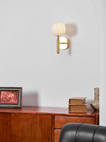 Wandlamp Art Deco met Bloemvormige Alabasten Kap en Messing Arm