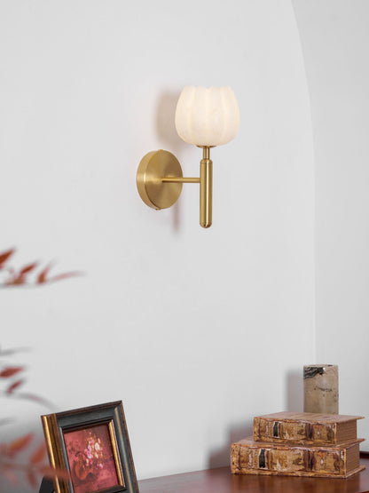 Wandlamp Art Deco met Bloemvormige Alabasten Kap en Messing Arm