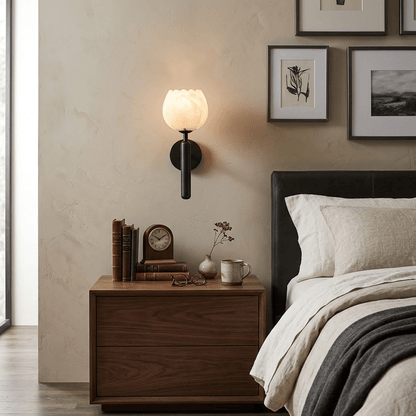 Wandlamp Art Deco met Bloemvormige Alabasten Kap en Messing Arm