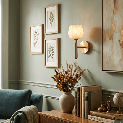 Wandlamp Art Deco met Bloemvormige Alabasten Kap en Messing Arm