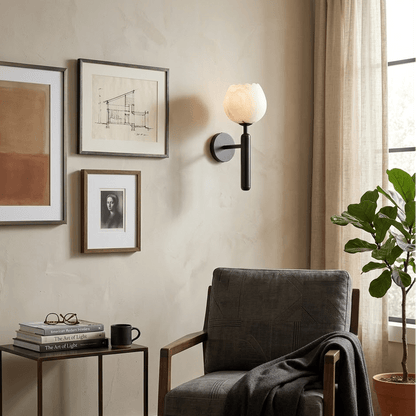Wandlamp Art Deco met Bloemvormige Alabasten Kap en Messing Arm