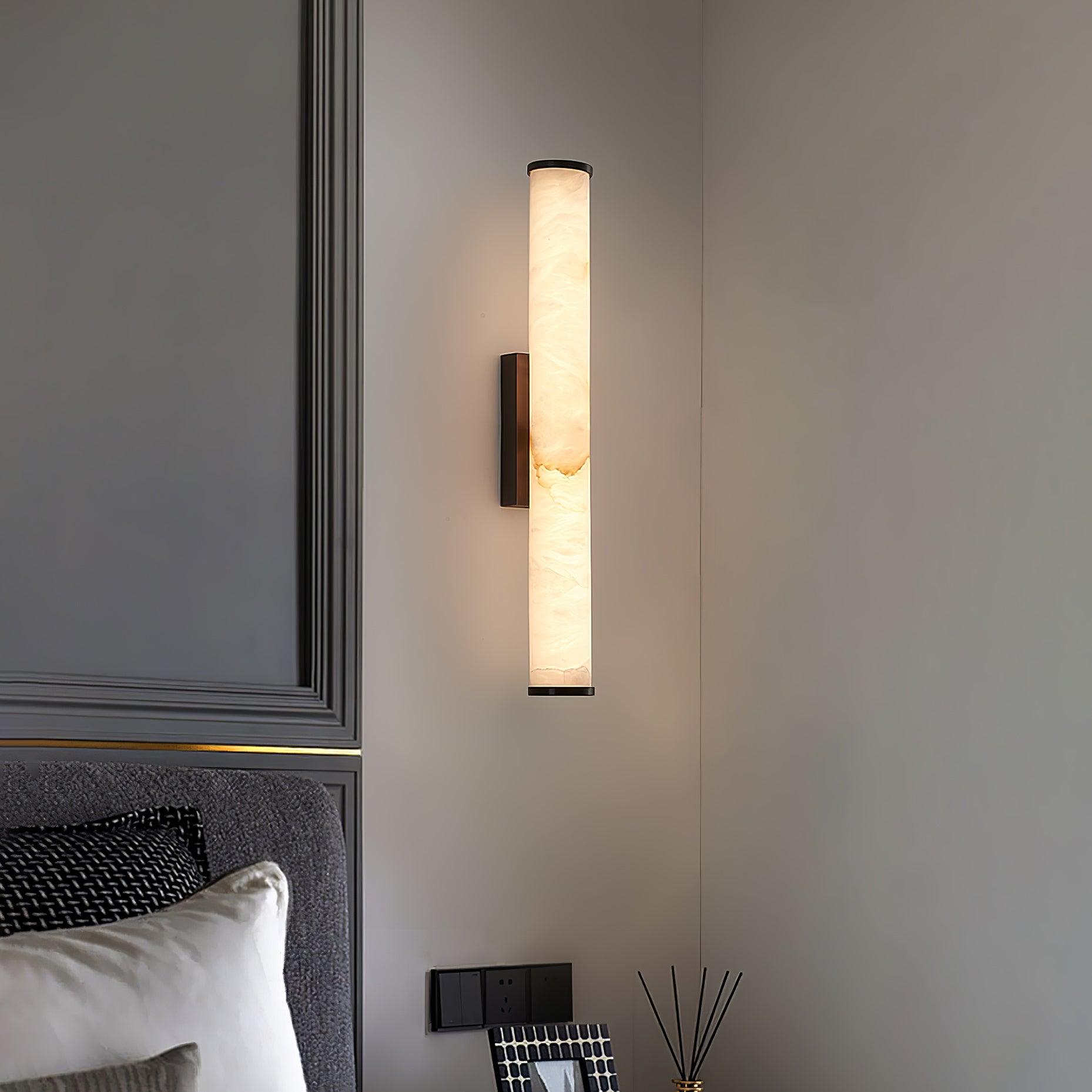 Wandlamp Art Deco met Cilindrische Alabaster Kap en Metalen Bevestiging