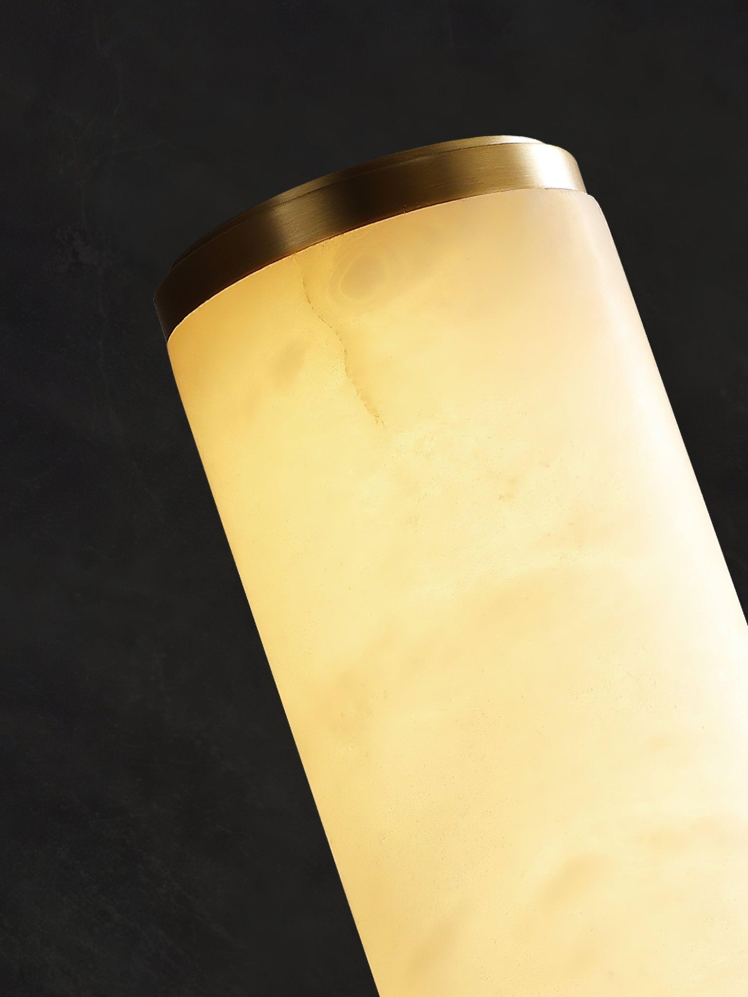 Wandlamp Art Deco met Cilindrische Alabaster Kap en Metalen Bevestiging