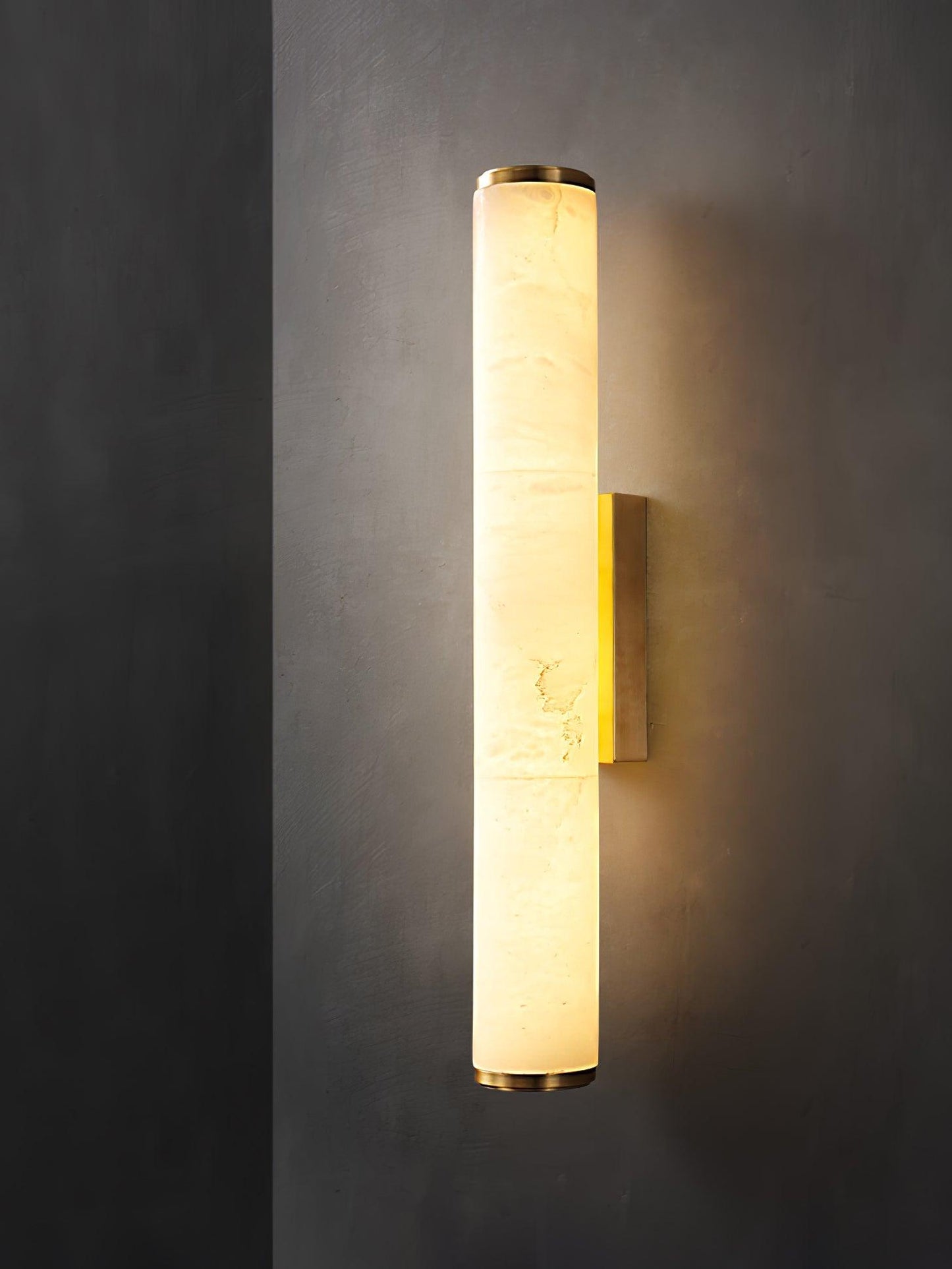 Wandlamp Art Deco met Cilindrische Alabaster Kap en Metalen Bevestiging