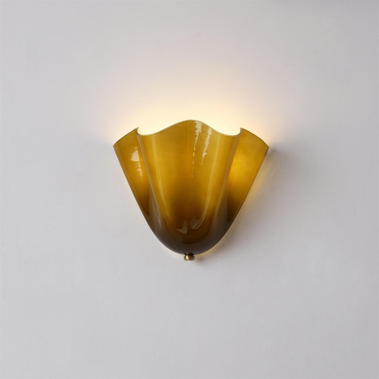 Wandlamp Art Deco met Geblazen Glas en Organische Bloemenvorm