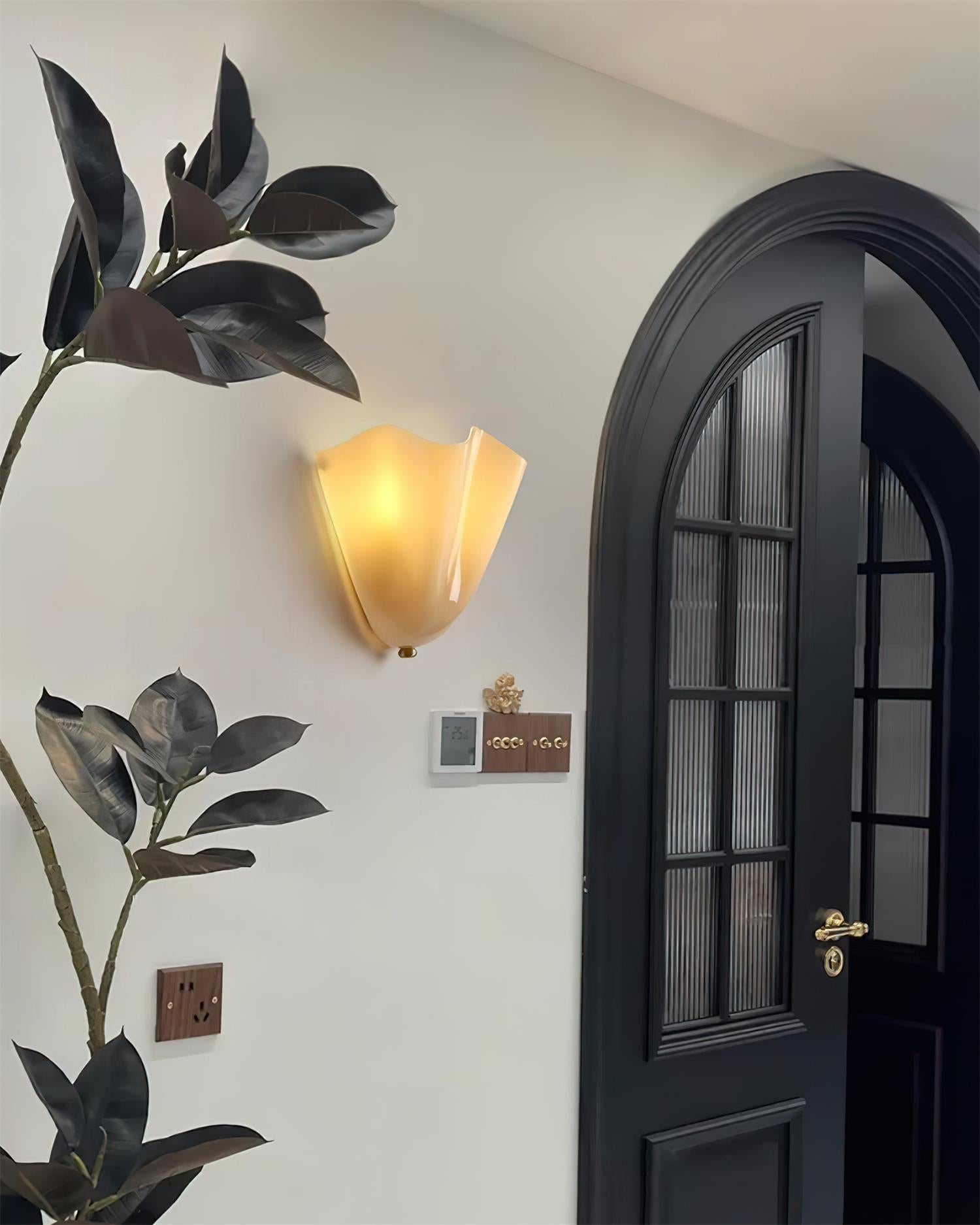 Wandlamp Art Deco met Geblazen Glas en Organische Bloemenvorm