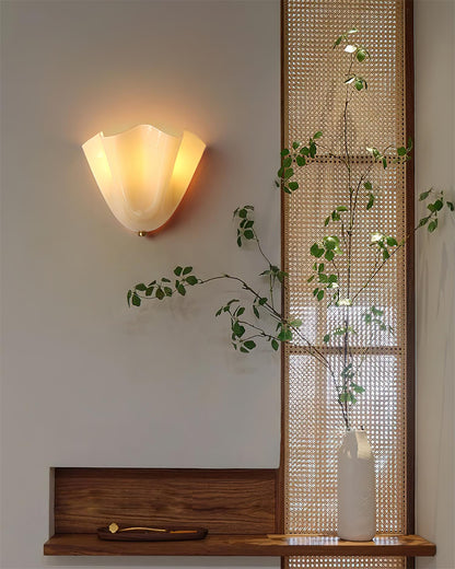 Wandlamp Art Deco met Geblazen Glas en Organische Bloemenvorm