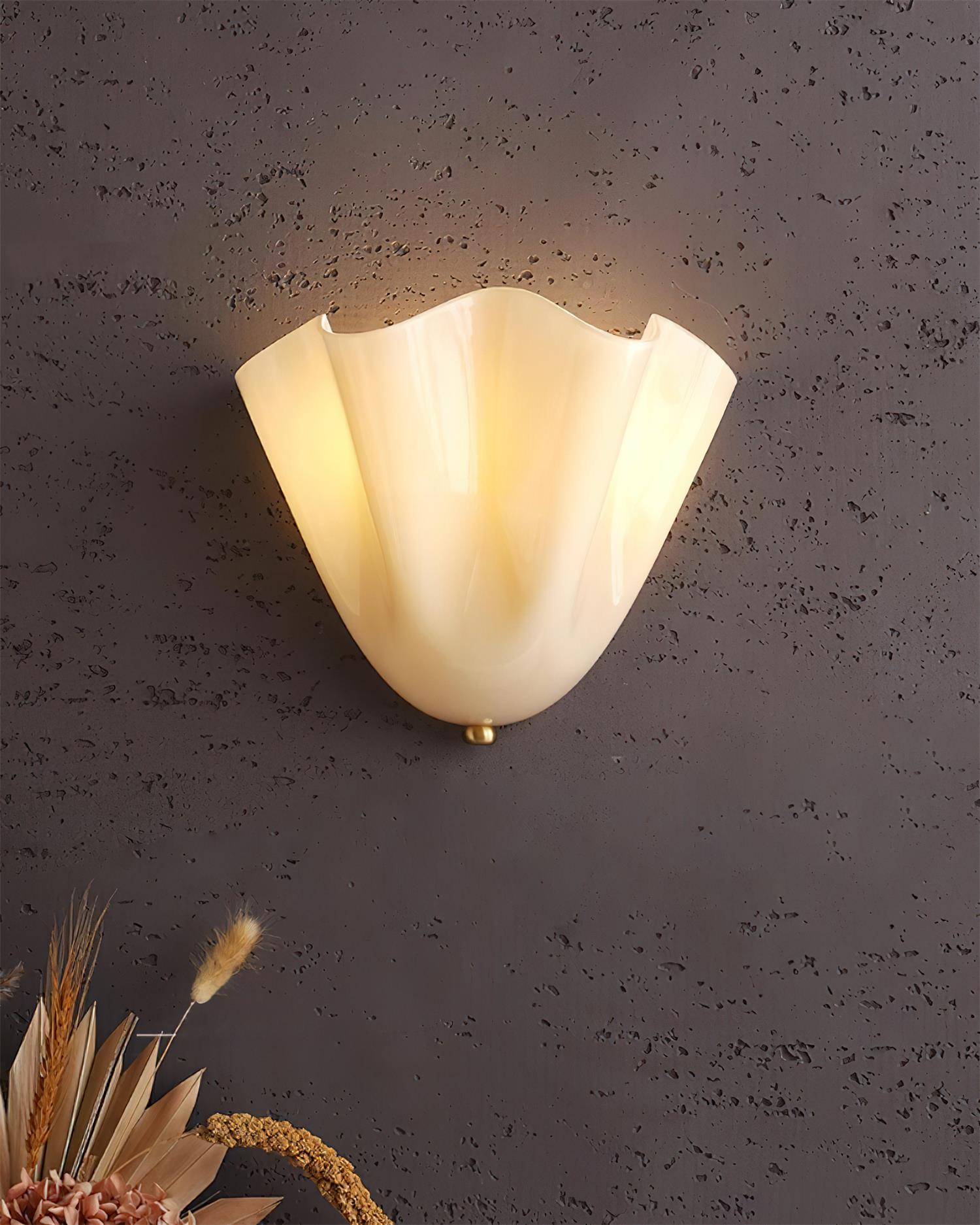 Wandlamp Art Deco met Geblazen Glas en Organische Bloemenvorm