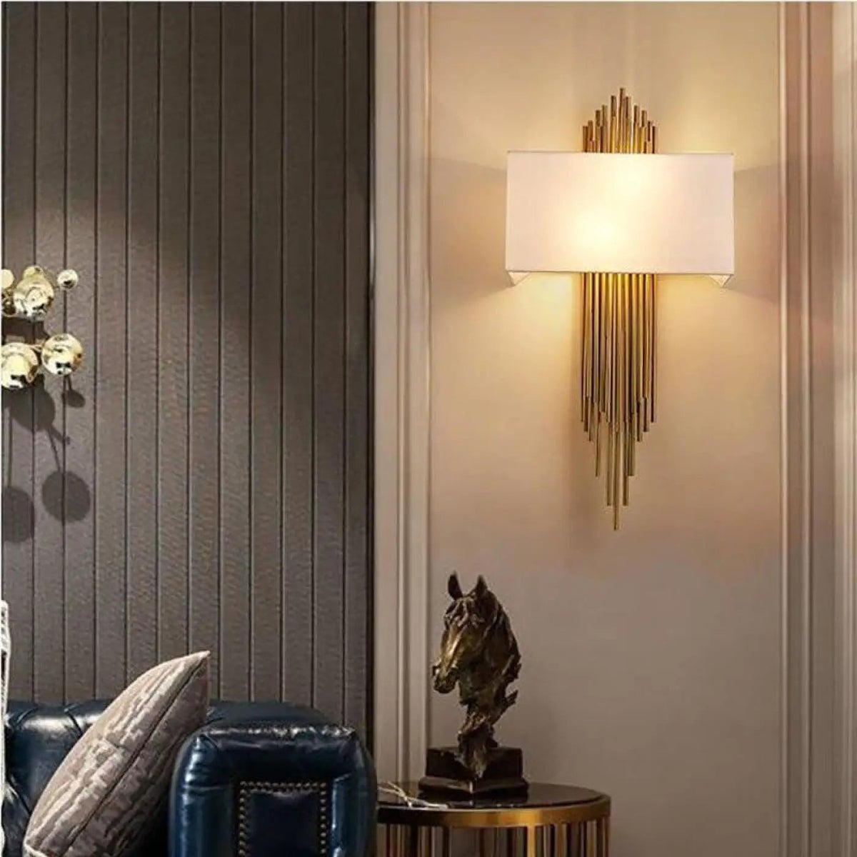 Wandlamp Art Deco met Gouden Buisjes en Rechthoekige Kap