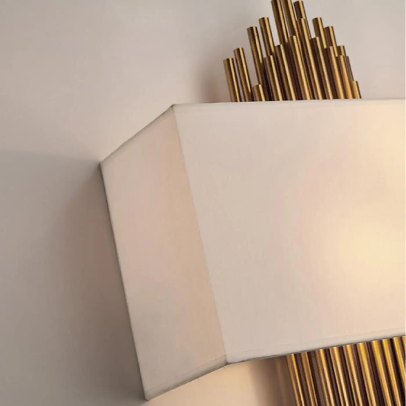 Wandlamp Art Deco met Gouden Buisjes en Rechthoekige Kap