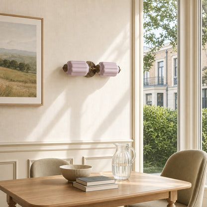 Wandlamp Art Deco met Melkglazen Kap en Sierlijk Metalen Ornament