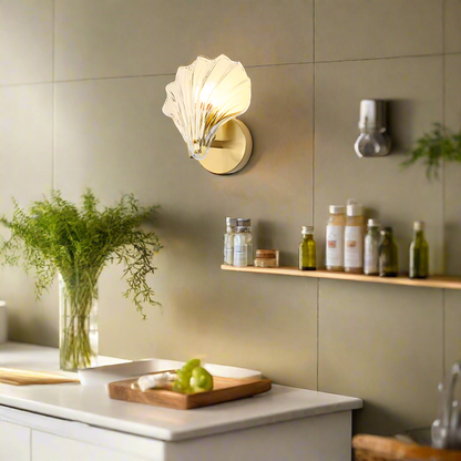 Wandlamp Art Deco met Schelp Glazen Kap en Messing Fitting