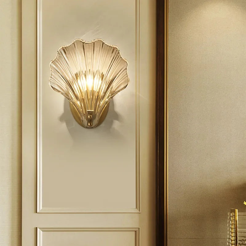 Wandlamp Art Deco met Schelp Glazen Kap en Messing Fitting