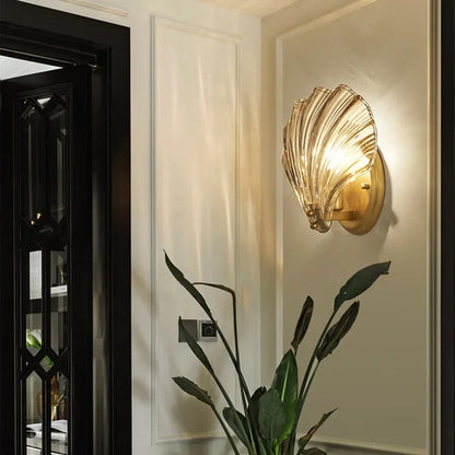 Wandlamp Art Deco met Schelp Glazen Kap en Messing Fitting