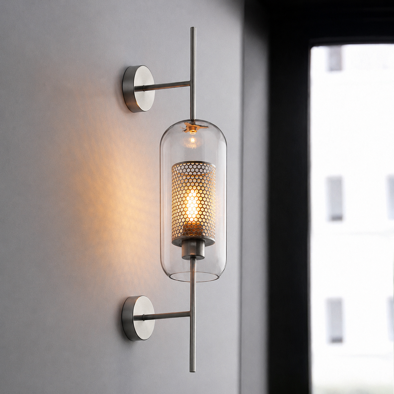 Wandlamp Industrieel met Glazen Kap en Metalen Mesh Binnenkap