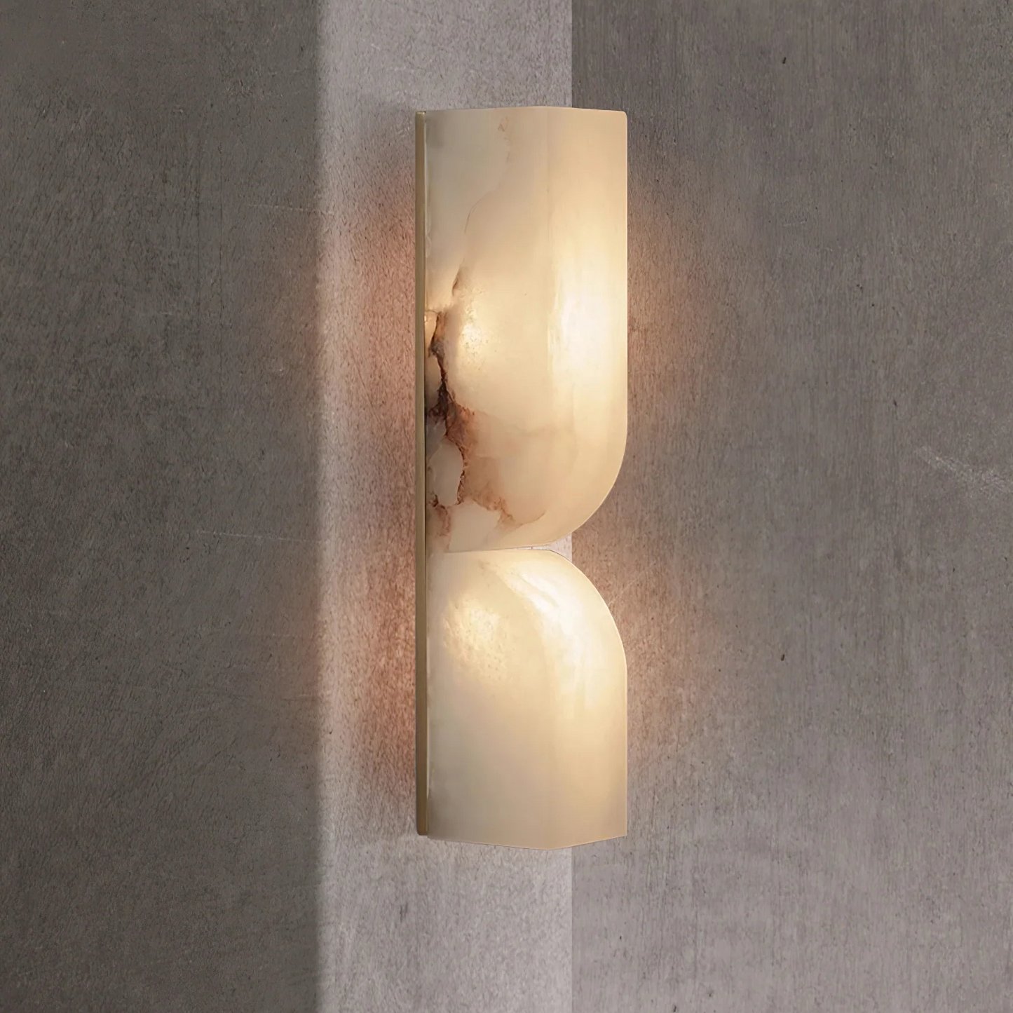 Wandlamp Japandi Sculpturaal met Albasten Kap en Messing Voet