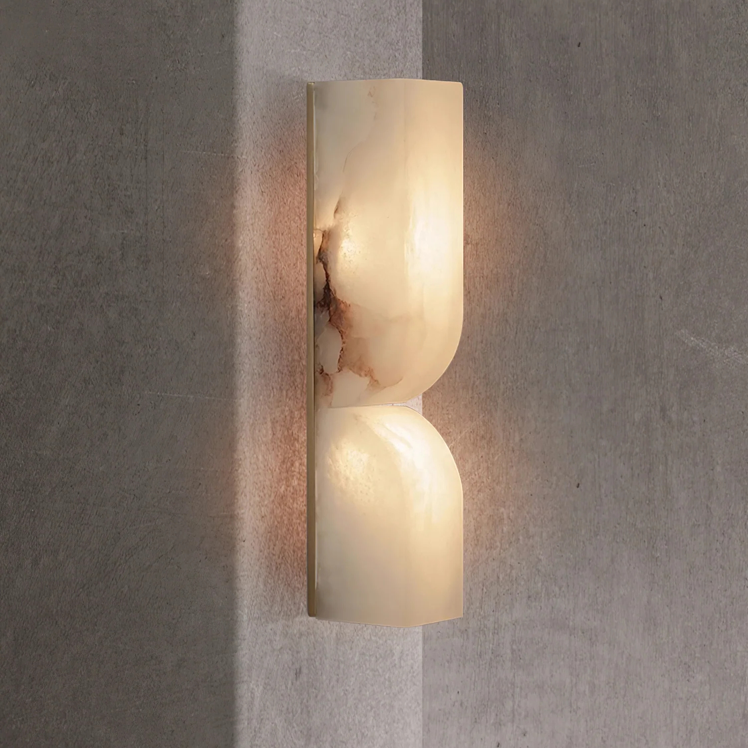 Wandlamp Japandi Sculpturaal met Albasten Kap en Messing Voet