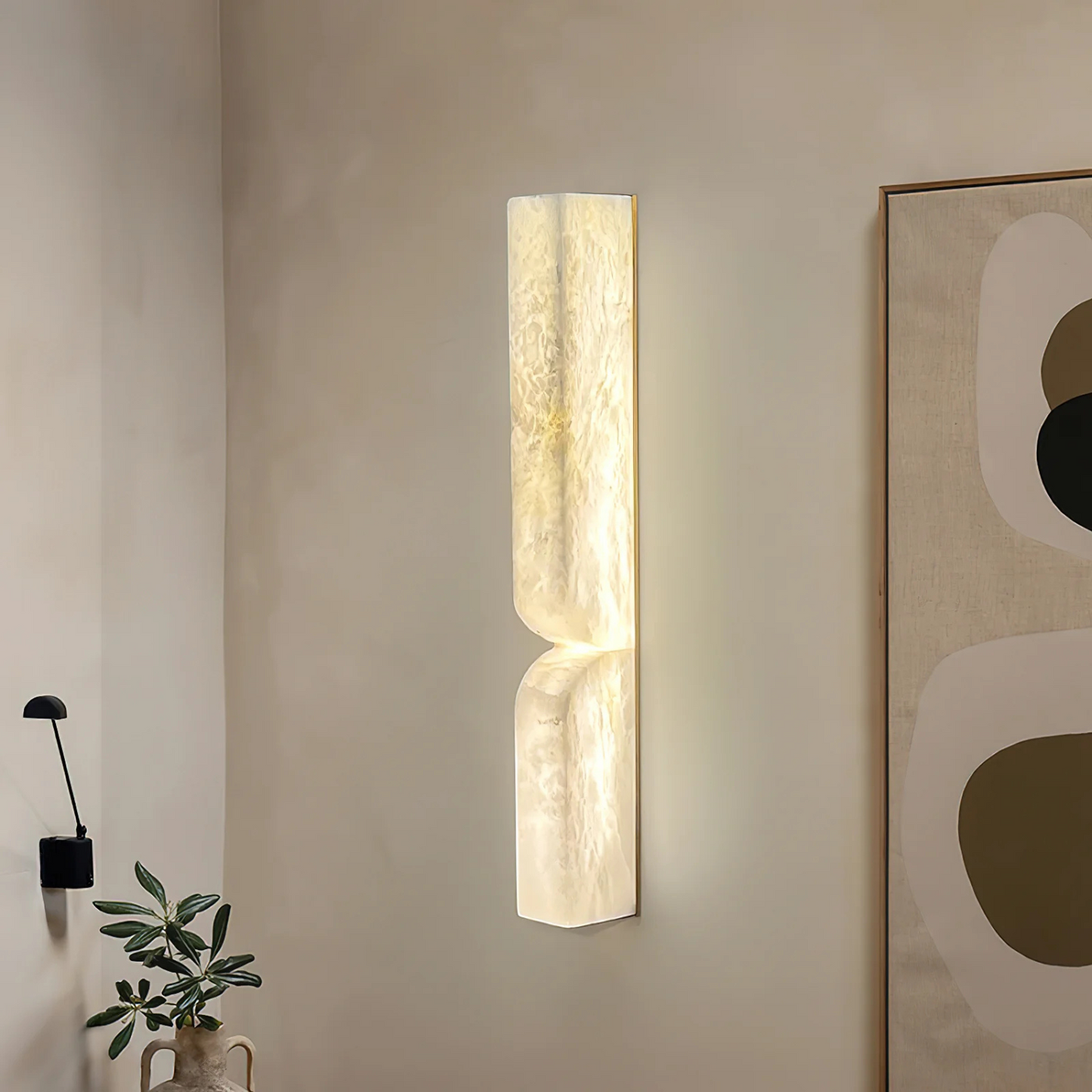 Wandlamp Japandi Sculpturaal met Albasten Kap en Messing Voet