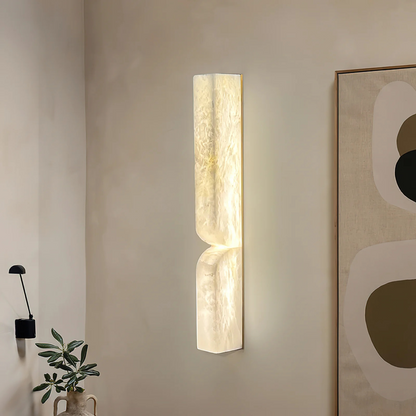 Wandlamp Japandi Sculpturaal met Albasten Kap en Messing Voet