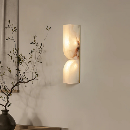 Wandlamp Japandi Sculpturaal met Albasten Kap en Messing Voet