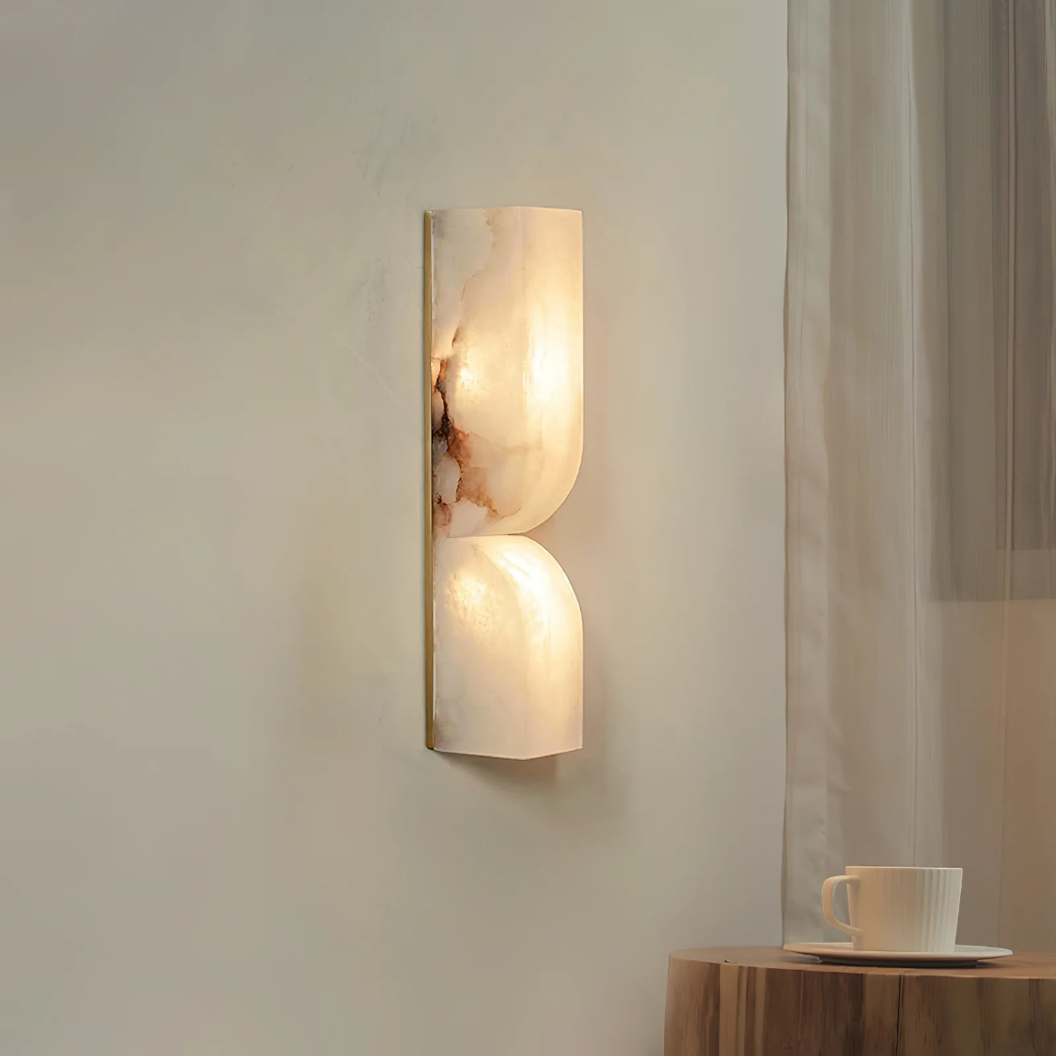 Wandlamp Japandi Sculpturaal met Albasten Kap en Messing Voet