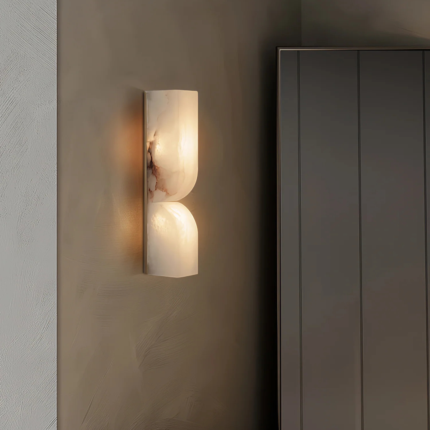 Wandlamp Japandi Sculpturaal met Albasten Kap en Messing Voet